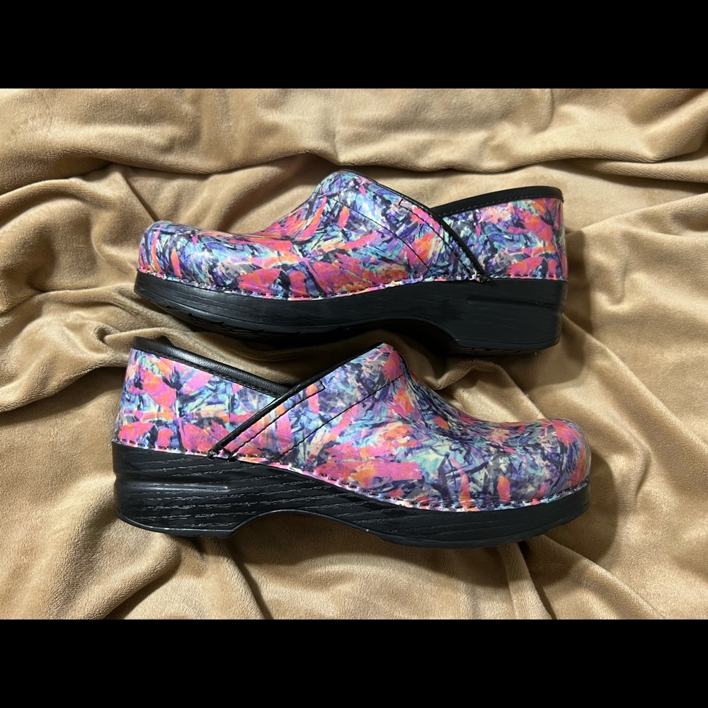 Dansko professional clogs. Size 39. Paint splatter